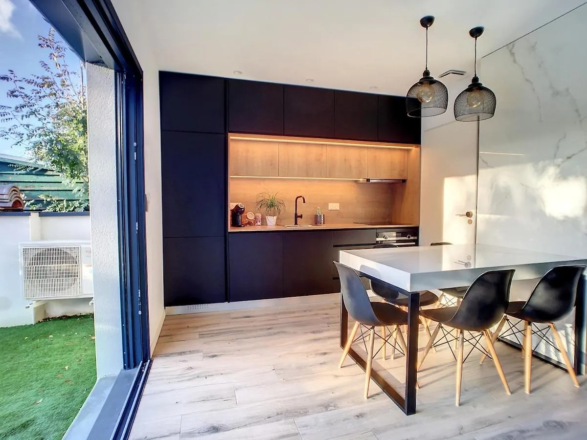 Apartment Modern 2 Bedroom House, Sleeps Up To 6 Saint-Didier-de-Formans